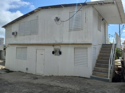 Structure #1(Estructura #1)
Two floors.  Two independent electrical meters.
Each floor have 1 apt with 1 bedroom and bathroom.
(Dos pisos con contadores de luz independientes. Cada piso tiene un apt de 1/1)

